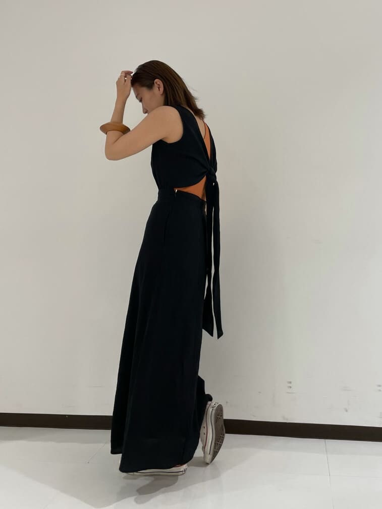 ブラック系のワンピース、オレンジ系のタンクトップを着用したレディースの夏コーディネートの4枚目の写真