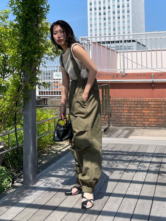 ベージュ系のサロペット/オーバーオール、ブラック系のサンダル、ブラック系のハンドバッグを着用したレディースの春コーディネートの2枚目の写真