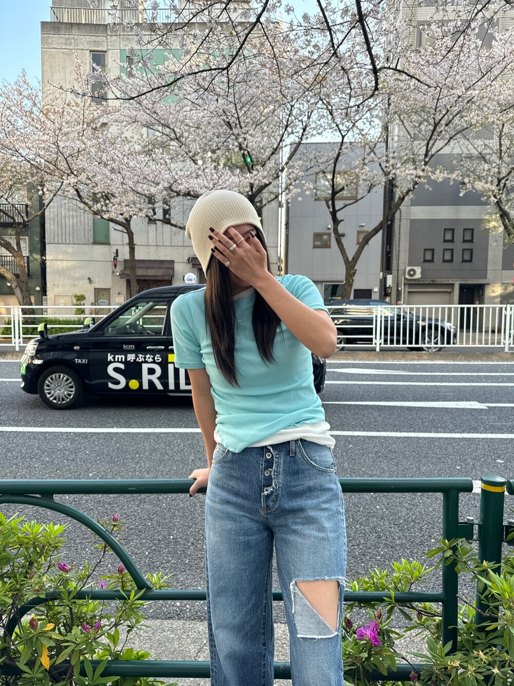 ブルー系のデニムパンツ、ブルー系のTシャツ/カットソー、ホワイト系のニットキャップ/ビーニーを着用したレディースの春コーディネートの3枚目の写真