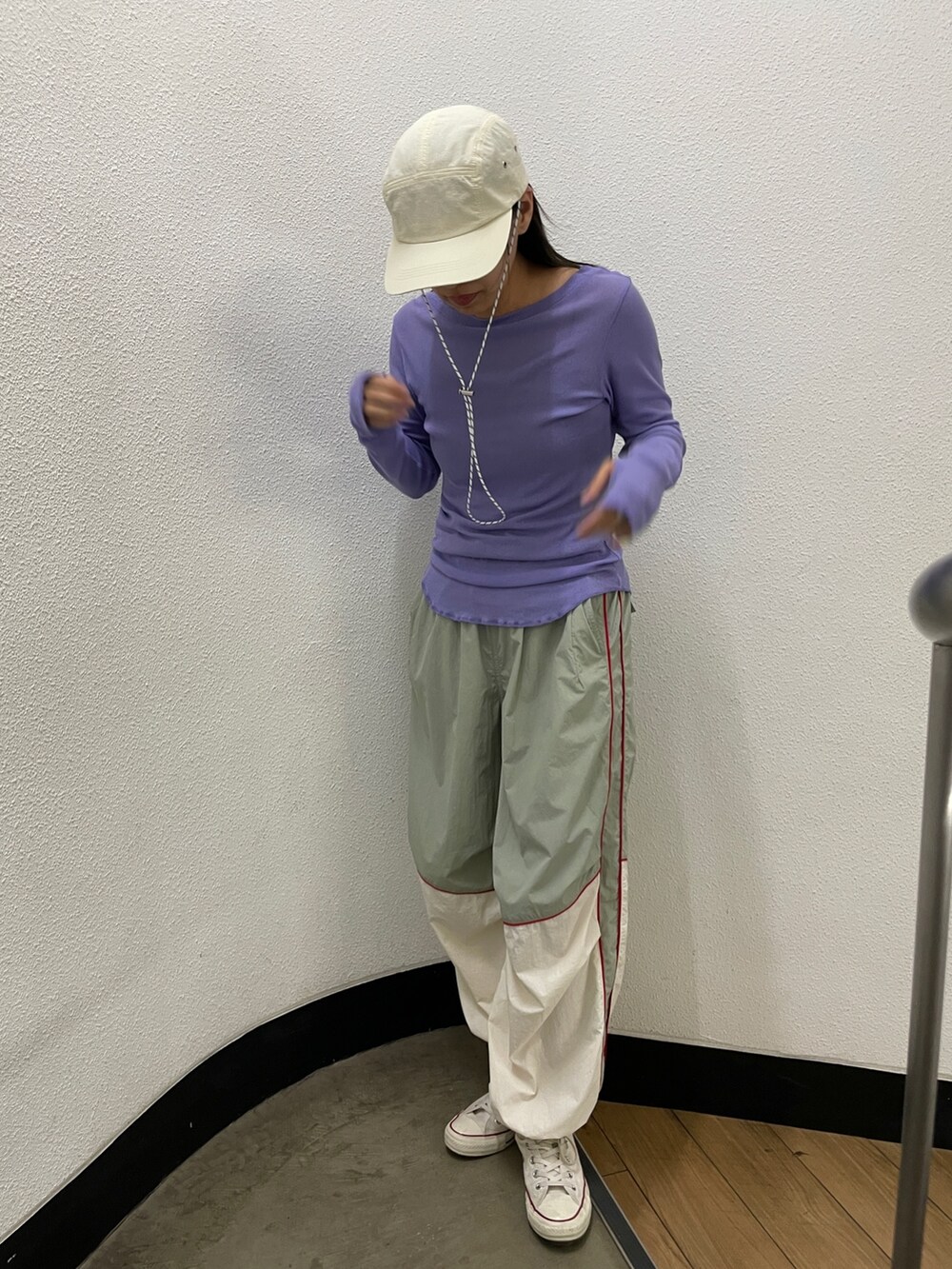 ホワイト系のその他パンツ、パープル系のTシャツ/カットソーを着用したレディースの冬コーディネートの2枚目の写真