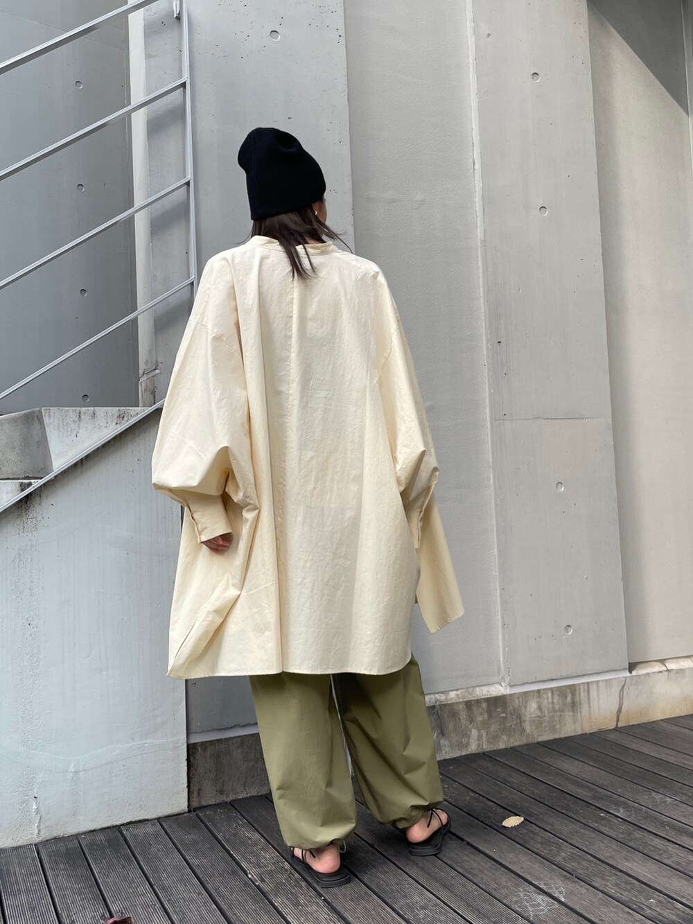 グリーン系のカーゴパンツ、イエロー系のシャツ/ブラウス、ブラック系のサンダルを着用したレディースの秋コーディネートの7枚目の写真