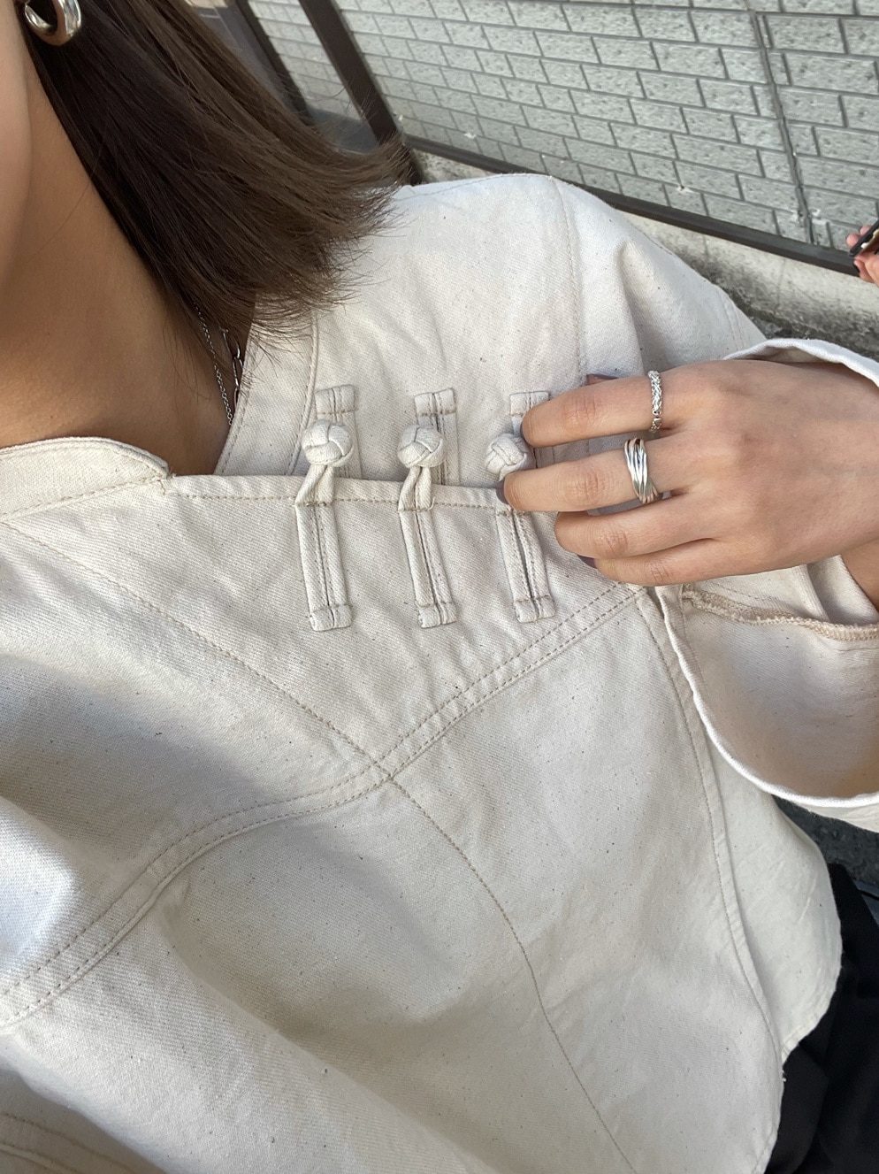 ホワイト系のブルゾン、ブラック系のその他パンツ、ブラック系のサンダルを着用したレディースの春コーディネートの3枚目の写真