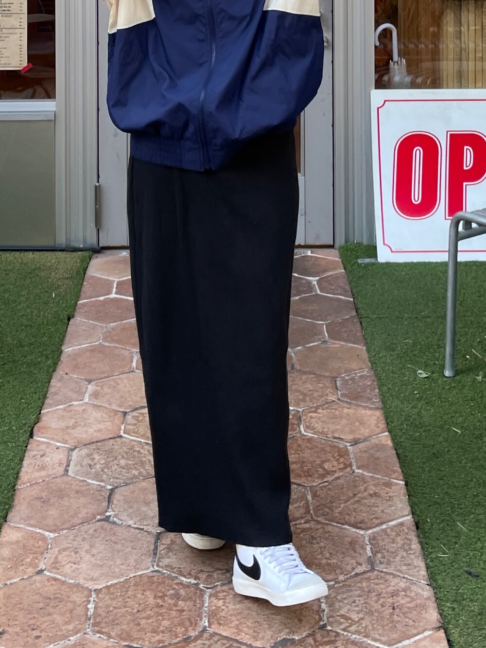 ブルー系のブルゾン、ブラック系のスカート、ホワイト系のスニーカーを着用したレディースの冬コーディネートの7枚目の写真