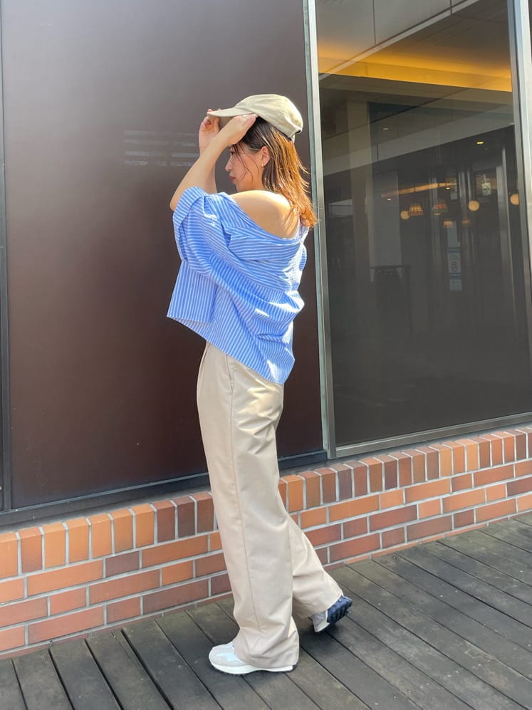 ベージュ系のその他パンツ、ブルー系のシャツ/ブラウス、ホワイト系のタンクトップを着用したレディースの春コーディネートの5枚目の写真