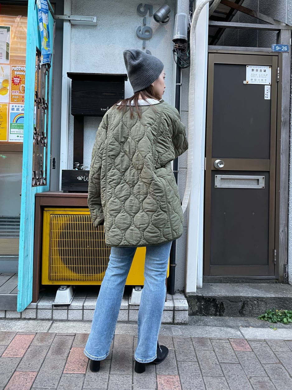 ブラック系のブーツ、ブルー系のデニムパンツ、ホワイト系のTシャツ/カットソーを着用したレディースの夏コーディネートの4枚目の写真