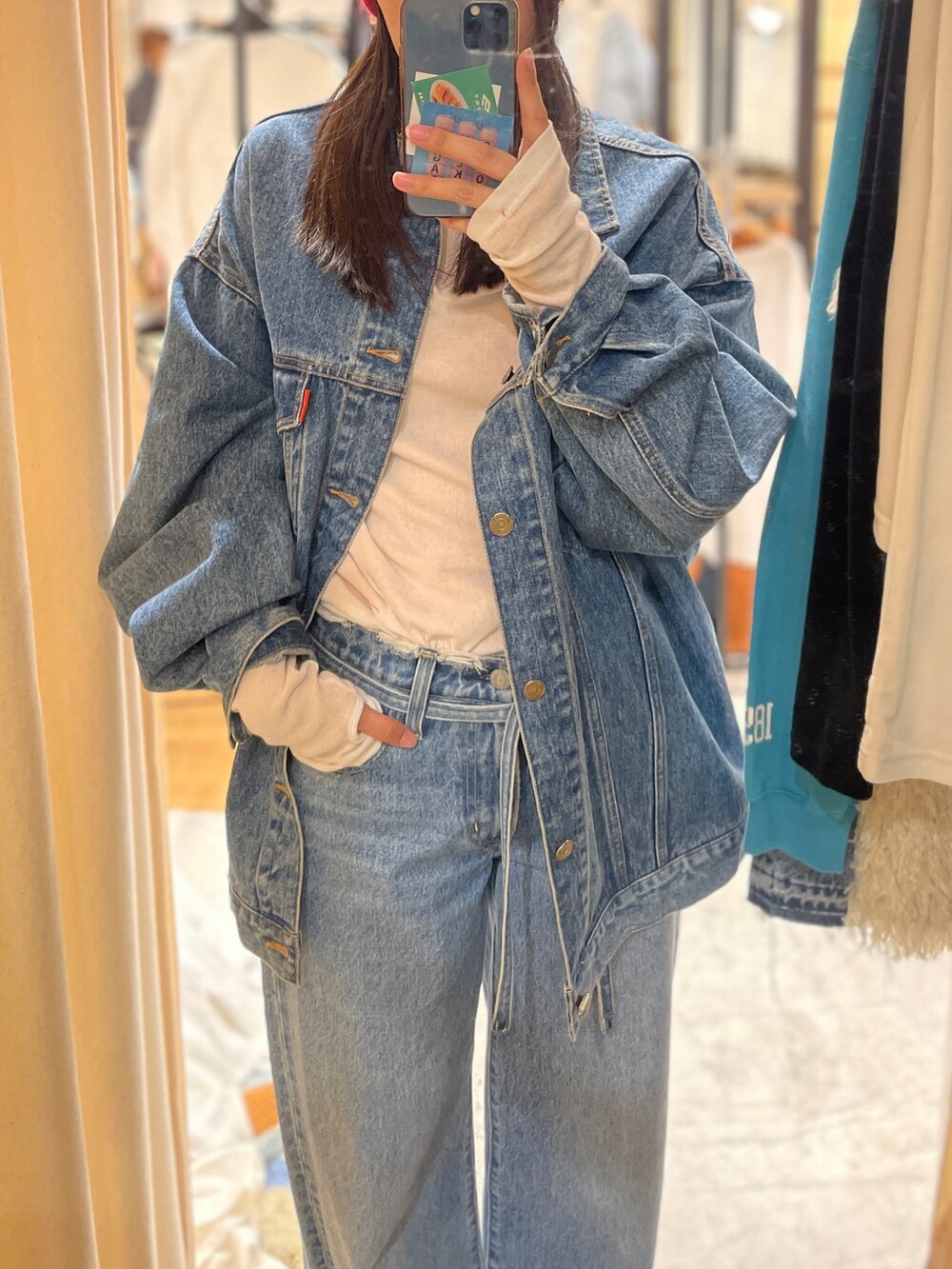 ブルー系のデニムジャケット、ブルー系のデニムパンツ、ホワイト系のTシャツ/カットソーを着用したレディースの夏コーディネートの2枚目の写真