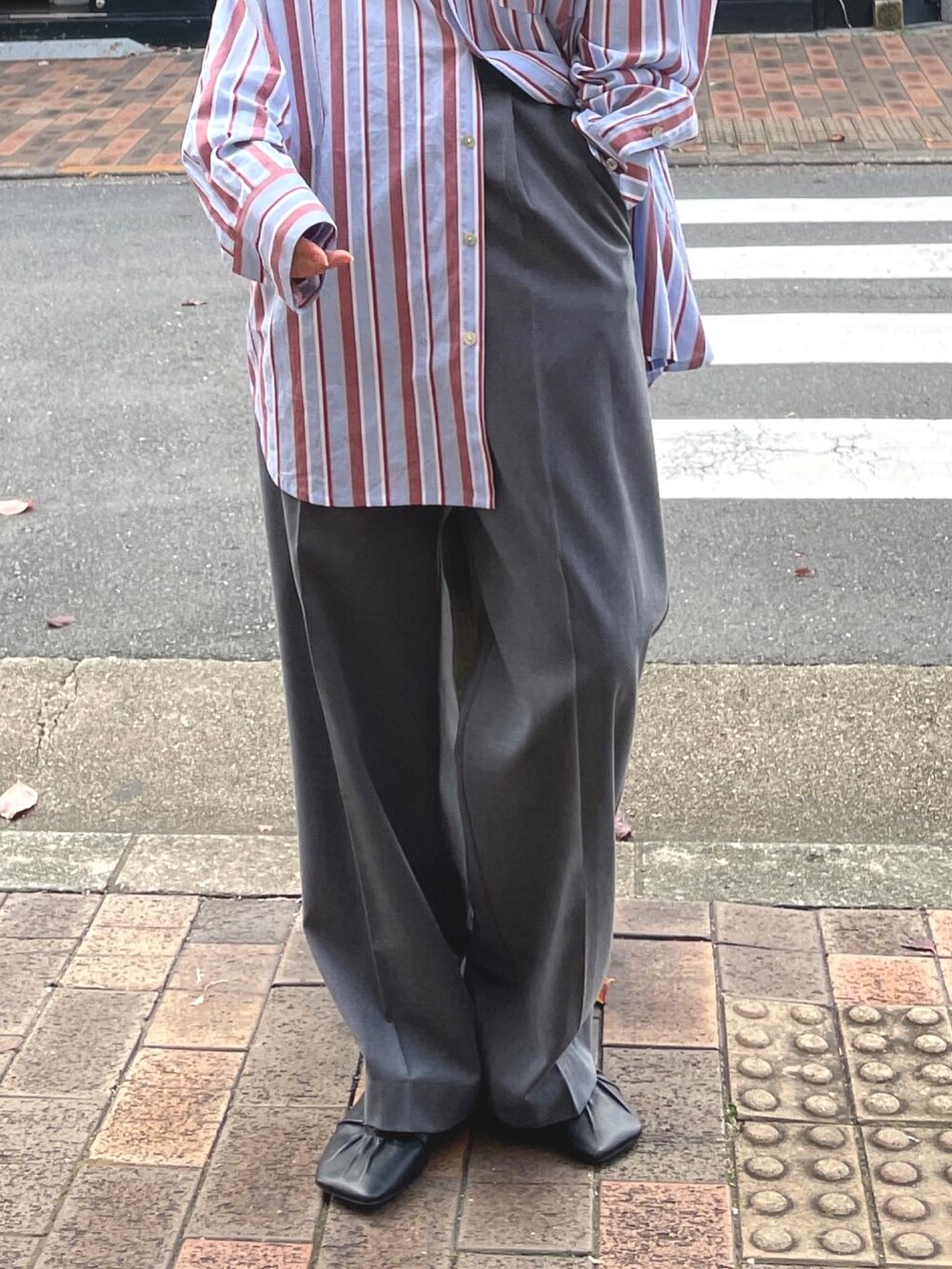 ブルー系のシャツ/ブラウス、グレー系のその他パンツ、ブラック系のパンプスを着用したレディースの秋コーディネートの6枚目の写真