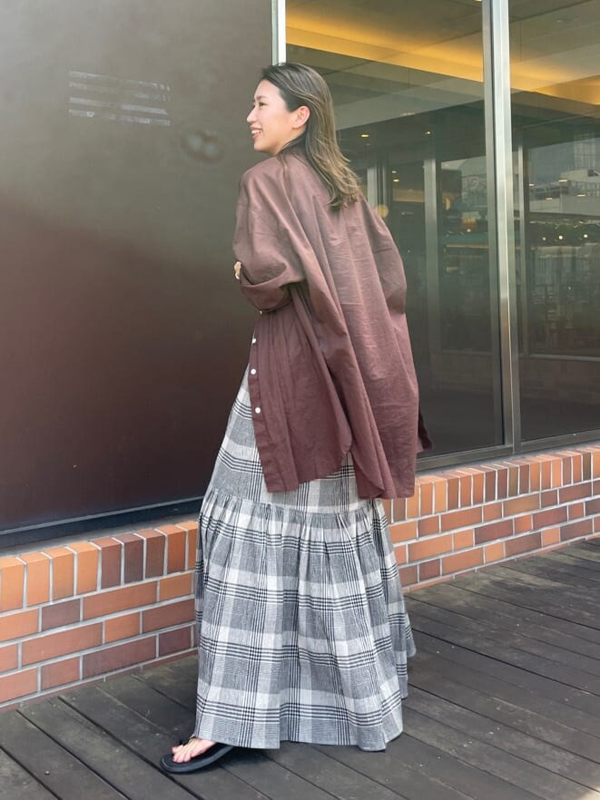 ホワイト系のタンクトップ、ブラウン系のシャツ/ブラウス、ブラック系のスカートを着用したレディースの夏コーディネートの3枚目の写真