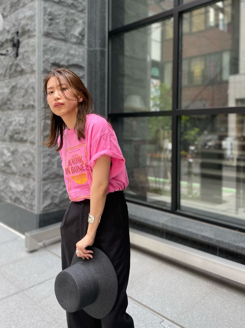 ブラック系のその他パンツ、ピンク系のTシャツ/カットソー、ブラック系のハットを着用したレディースの夏コーディネートの7枚目の写真