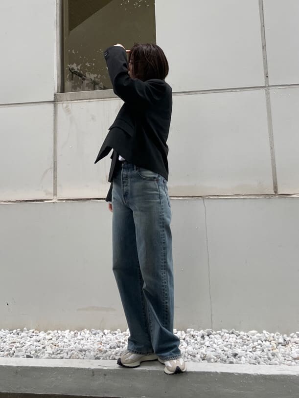 ホワイト系のTシャツ/カットソー、ブルー系のデニムパンツ、グレー系のテーラードジャケットを着用したレディースの秋コーディネートの8枚目の写真