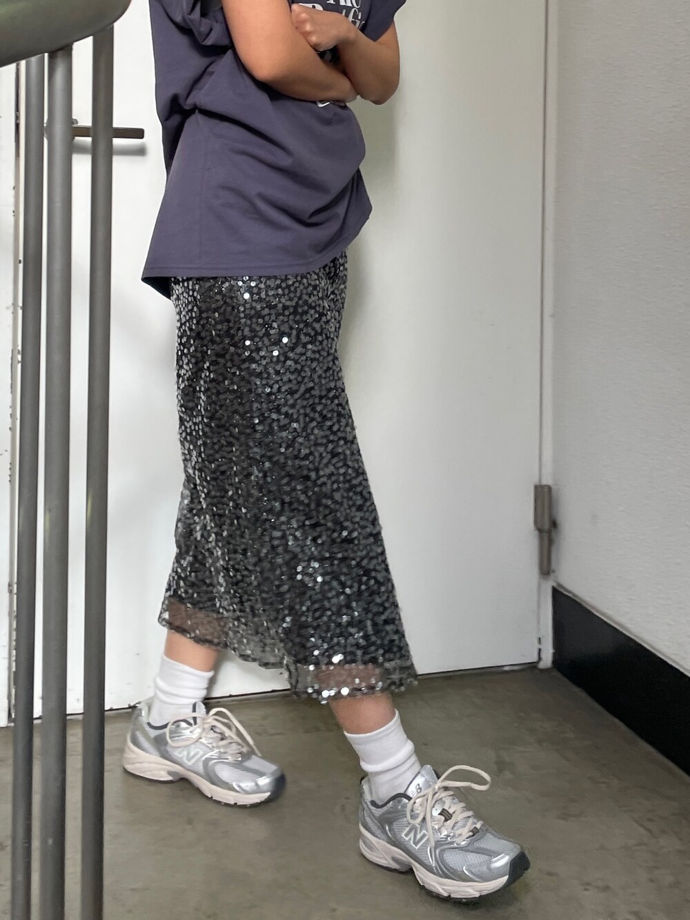 ブルー系のTシャツ/カットソー、ブラック系のスカートを着用したレディースの春コーディネートの6枚目の写真