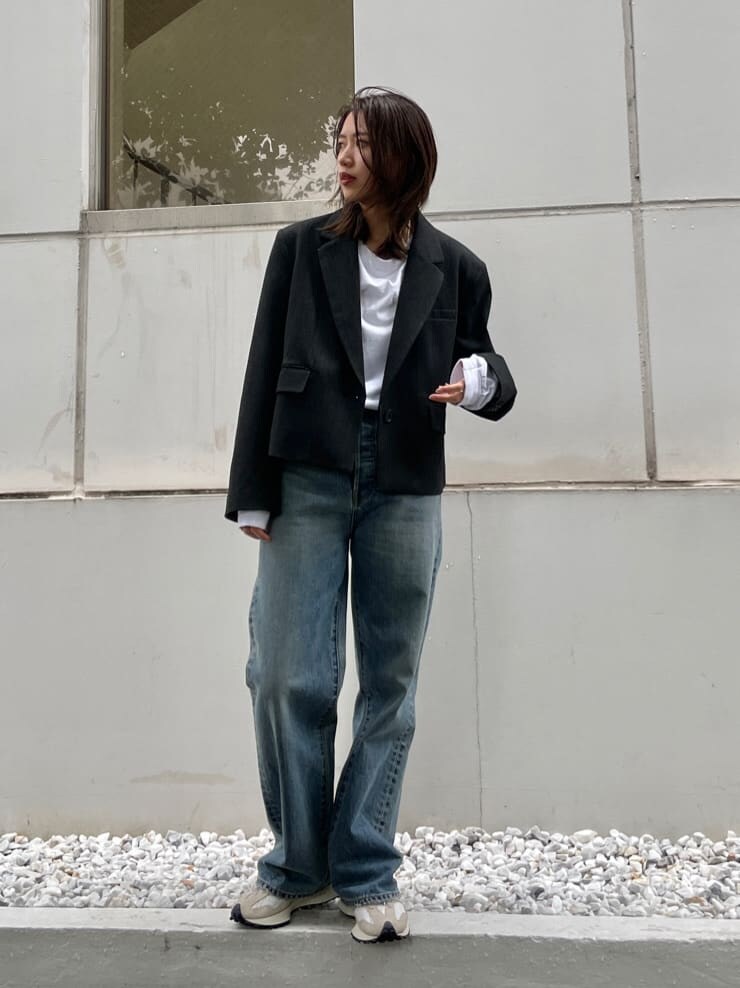 ホワイト系のTシャツ/カットソー、ブルー系のデニムパンツ、グレー系のテーラードジャケットを着用したレディースの秋コーディネートの6枚目の写真