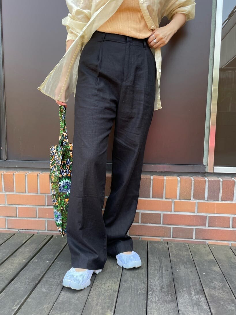 オレンジ系のタンクトップ、ベージュ系のシャツ/ブラウス、ブラック系のその他パンツを着用したレディースの春コーディネートの10枚目の写真