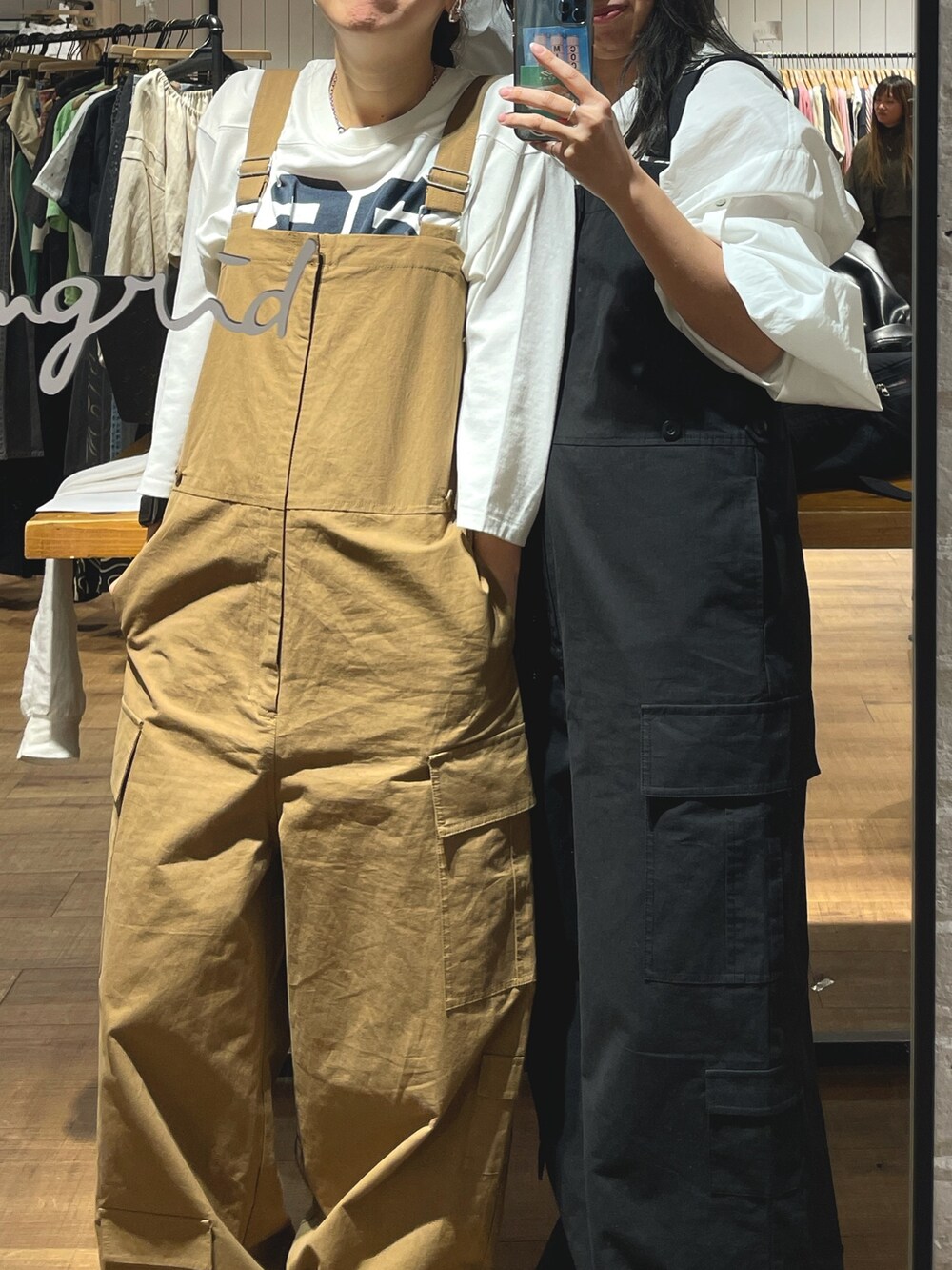 ブラック系のつなぎ/オールインワン、ホワイト系のシャツ/ブラウスを着用したレディースの冬コーディネートの3枚目の写真