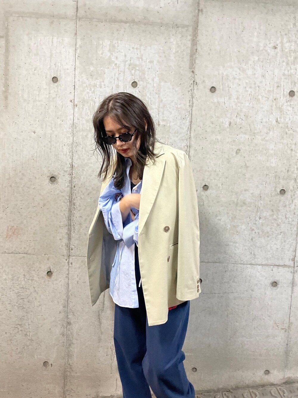 ブルー系のスウェットパンツ、その他のシャツ/ブラウス、ベージュ系のテーラードジャケットを着用したレディースの冬コーディネートの6枚目の写真