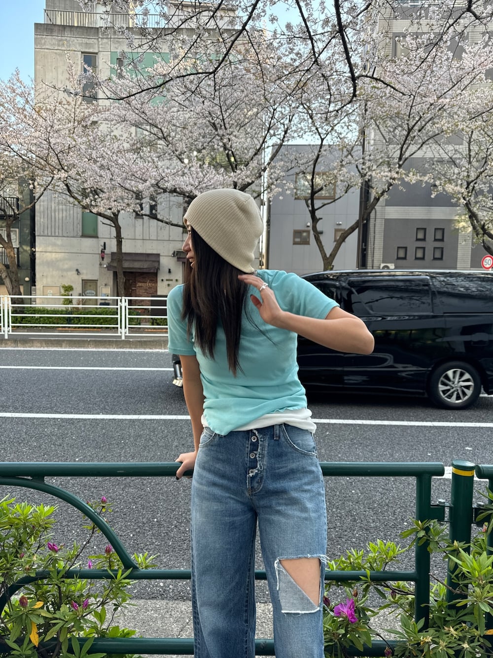 ブルー系のデニムパンツ、ブルー系のTシャツ/カットソー、ホワイト系のニットキャップ/ビーニーを着用したレディースの春コーディネートの5枚目の写真