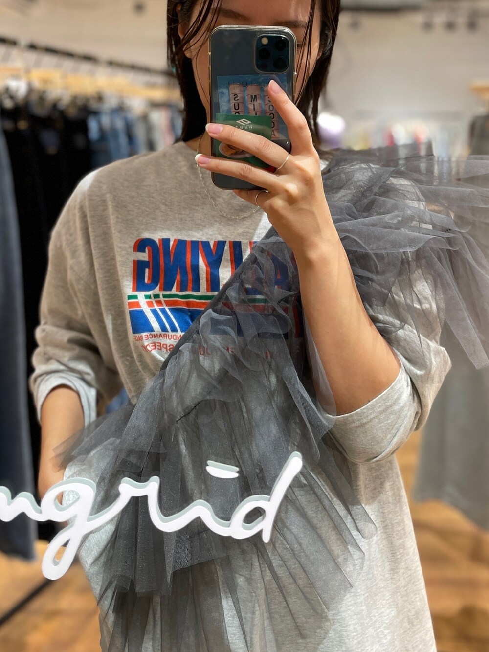 グレー系のTシャツ/カットソー、グレー系のベスト、ブルー系のスカートを着用したレディースの冬コーディネートの2枚目の写真