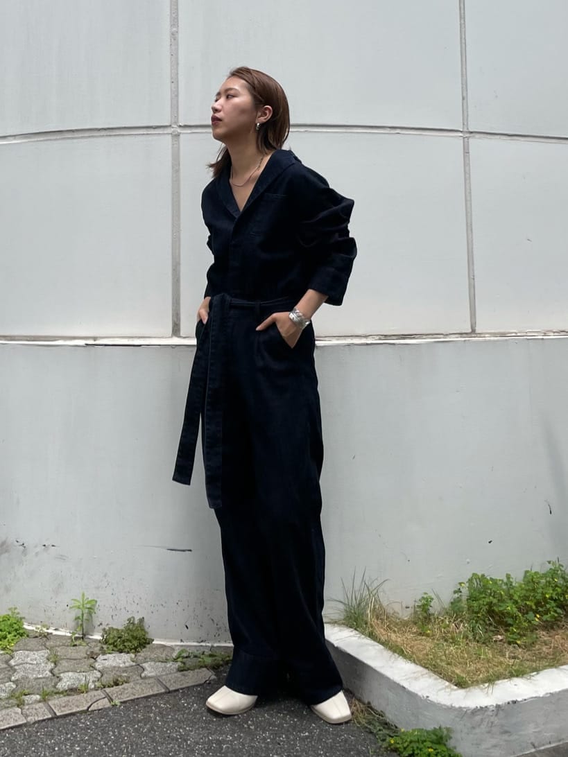 ブルー系のつなぎ/オールインワン、ホワイト系のブーツ、シルバー系のブレスレットを着用したレディースの夏コーディネートの3枚目の写真