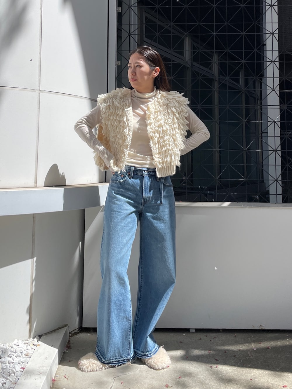 ブルー系のデニムパンツ、ホワイト系のベスト、ホワイト系のTシャツ/カットソーを着用したレディースの夏コーディネートの2枚目の写真