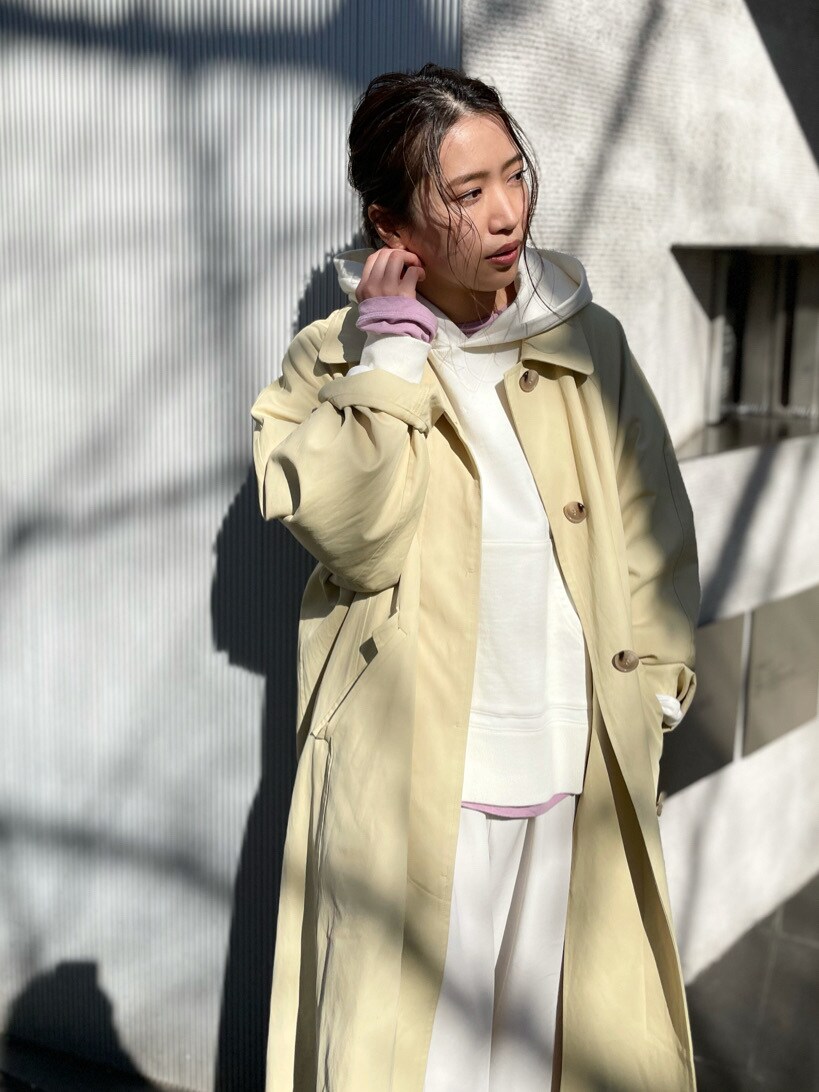 ホワイト系のパーカー、ホワイト系のその他パンツ、パープル系のTシャツ/カットソーを着用したレディースの冬コーディネートの3枚目の写真