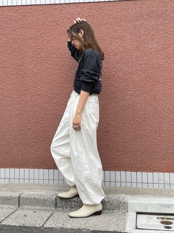 ホワイト系のその他パンツ、ホワイト系のその他パンツ、グレー系のTシャツ/カットソーを着用したレディースの夏コーディネートの4枚目の写真