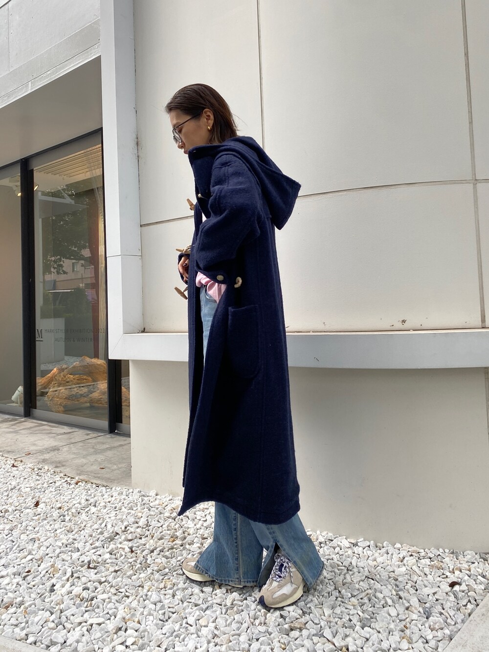 ブルー系のダッフルコート、ブルー系のデニムパンツ、ピンク系のTシャツ/カットソーを着用したレディースの秋コーディネートの5枚目の写真