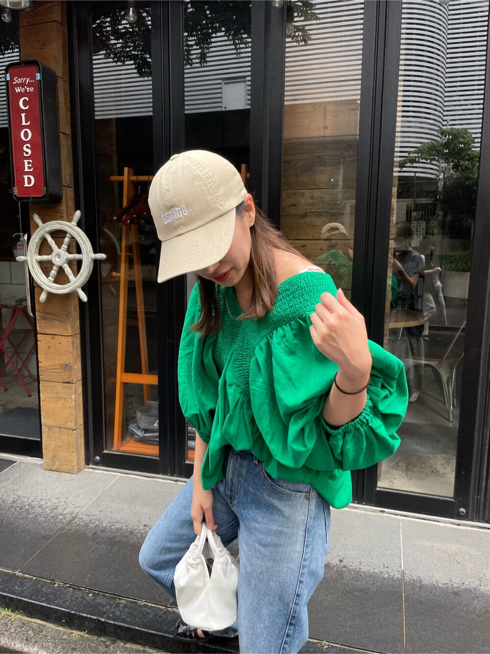 グリーン系のシャツ/ブラウス、ブラウン系のサンダル、ブルー系のデニムパンツを着用したレディースの夏コーディネートの9枚目の写真