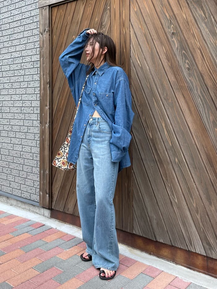 ブラック系のサンダル、ブルー系のシャツ/ブラウス、ベージュ系のショルダーバッグを着用したレディースの夏コーディネートの3枚目の写真