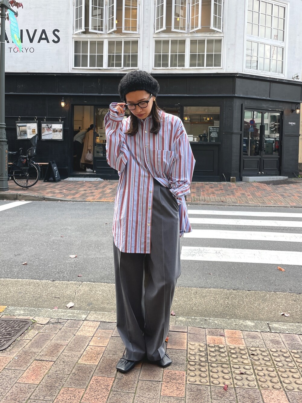 ブルー系のシャツ/ブラウス、グレー系のその他パンツ、ブラック系のパンプスを着用したレディースの秋コーディネートの3枚目の写真