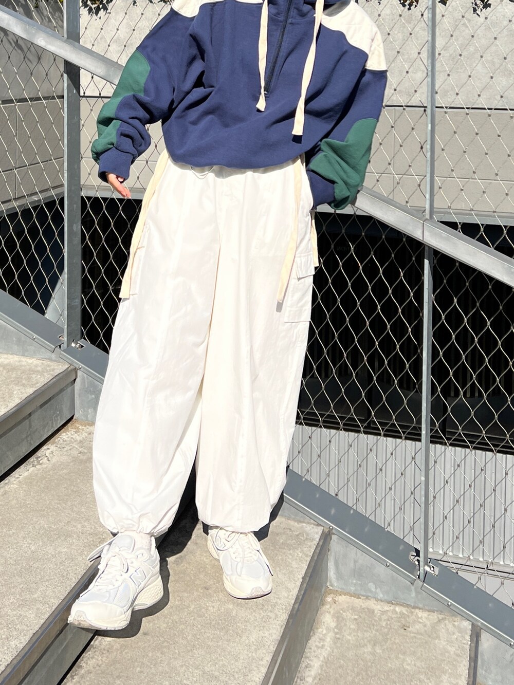 ホワイト系のカーゴパンツ、ブルー系のパーカー、グレー系のニットキャップ/ビーニーを着用したレディースの冬コーディネートの8枚目の写真