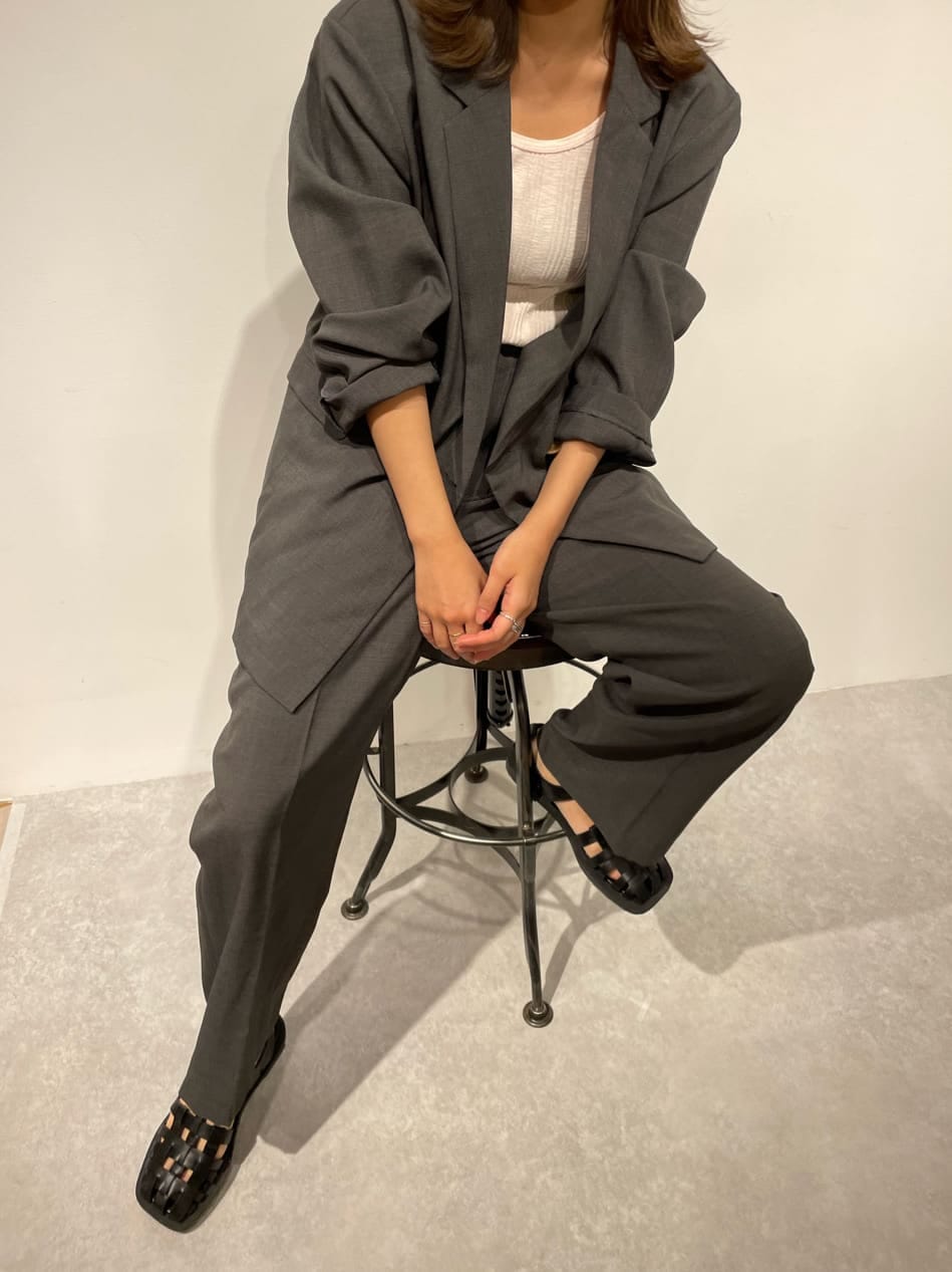 グレー系のセットアップ、ピンク系のタンクトップを着用したレディースの冬コーディネートの3枚目の写真