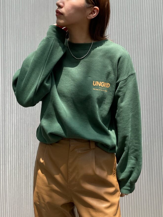 ブラウン系のその他パンツ、ホワイト系のブーツ、グリーン系のスウェットを着用したレディースの夏コーディネートの3枚目の写真
