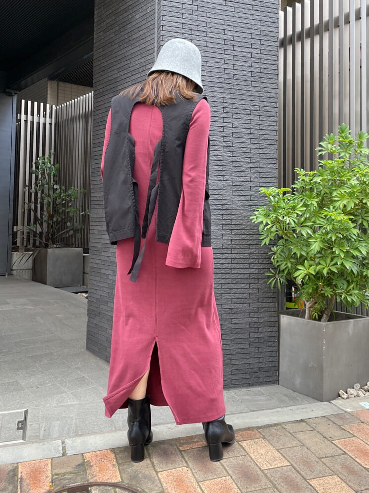 ブラック系のブルゾン、レッド系のワンピース、ブラック系のブーツを着用したレディースの夏コーディネートの6枚目の写真