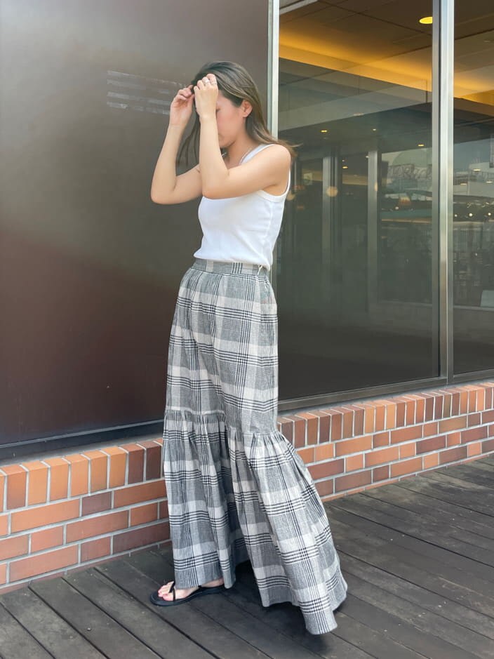 ホワイト系のタンクトップ、ブラウン系のシャツ/ブラウス、ブラック系のスカートを着用したレディースの夏コーディネートの7枚目の写真