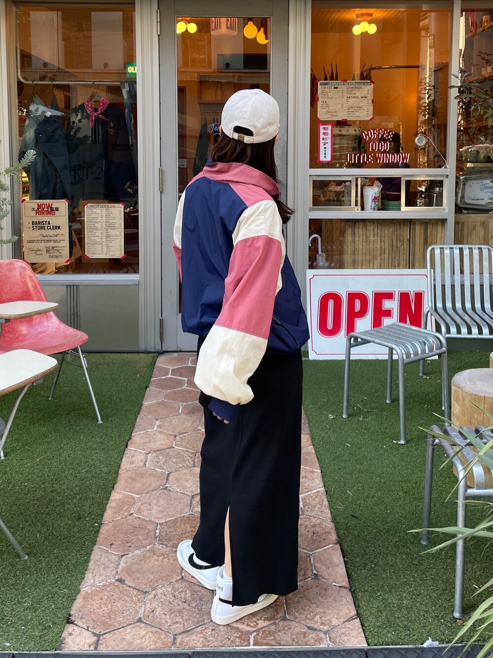 ブルー系のブルゾン、ブラック系のスカート、ホワイト系のスニーカーを着用したレディースの冬コーディネートの3枚目の写真