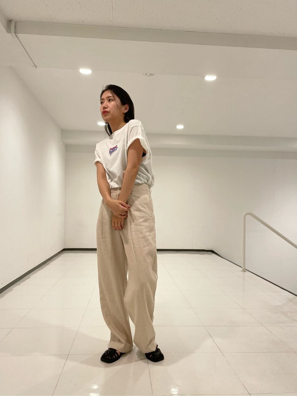 ブラウン系のシャツ/ブラウス、ホワイト系のその他パンツを着用したレディースの夏コーディネートの10枚目の写真