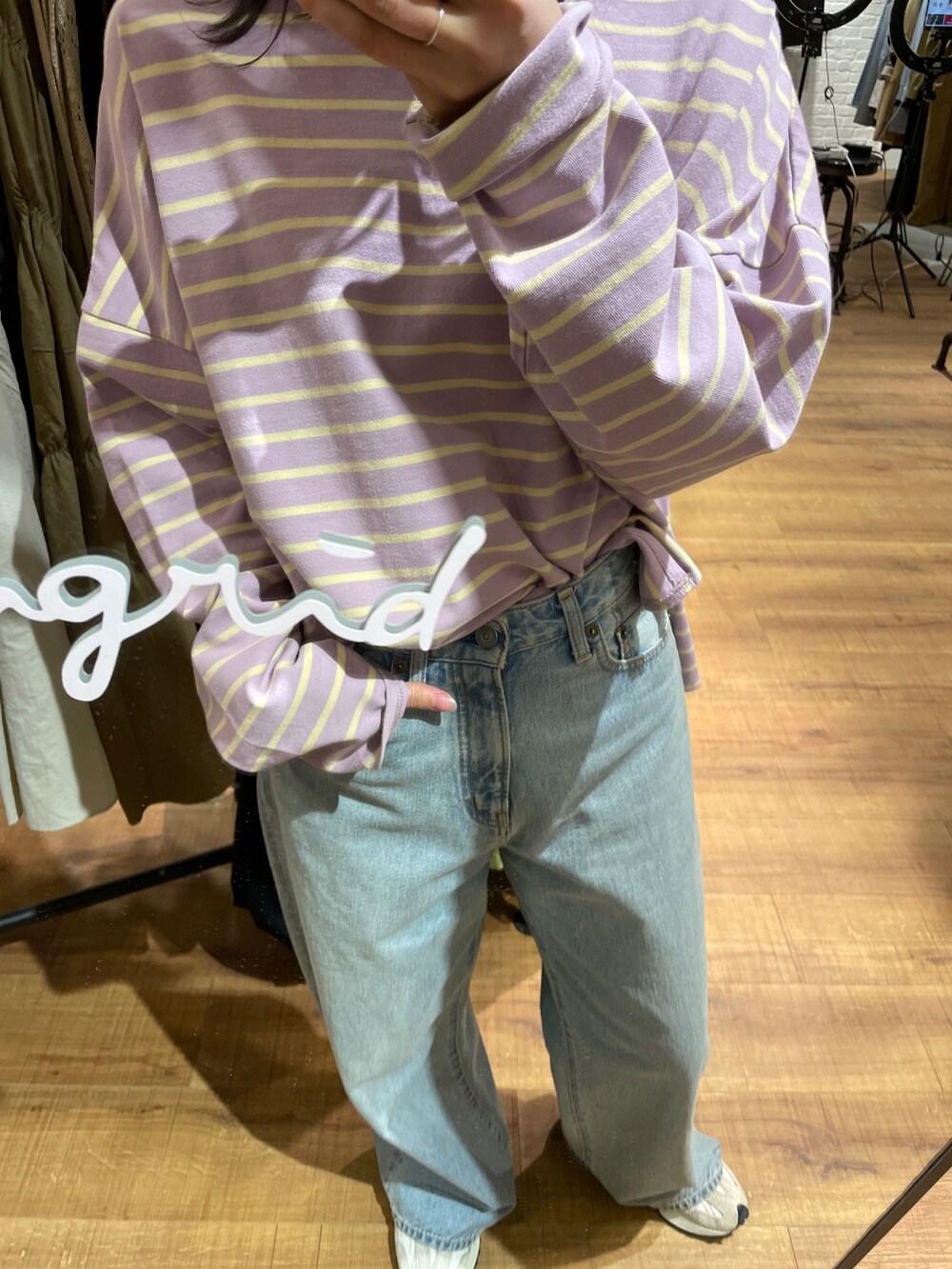 ブルー系のデニムジャケット、ブルー系のデニムジャケット、ブルー系のデニムパンツを着用したレディースの冬コーディネートの4枚目の写真