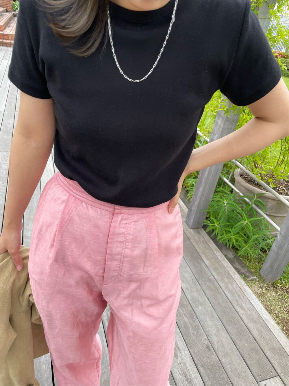 ベージュ系のテーラードジャケット、ピンク系のその他パンツ、ブラック系のTシャツ/カットソーを着用したレディースの春コーディネートの6枚目の写真