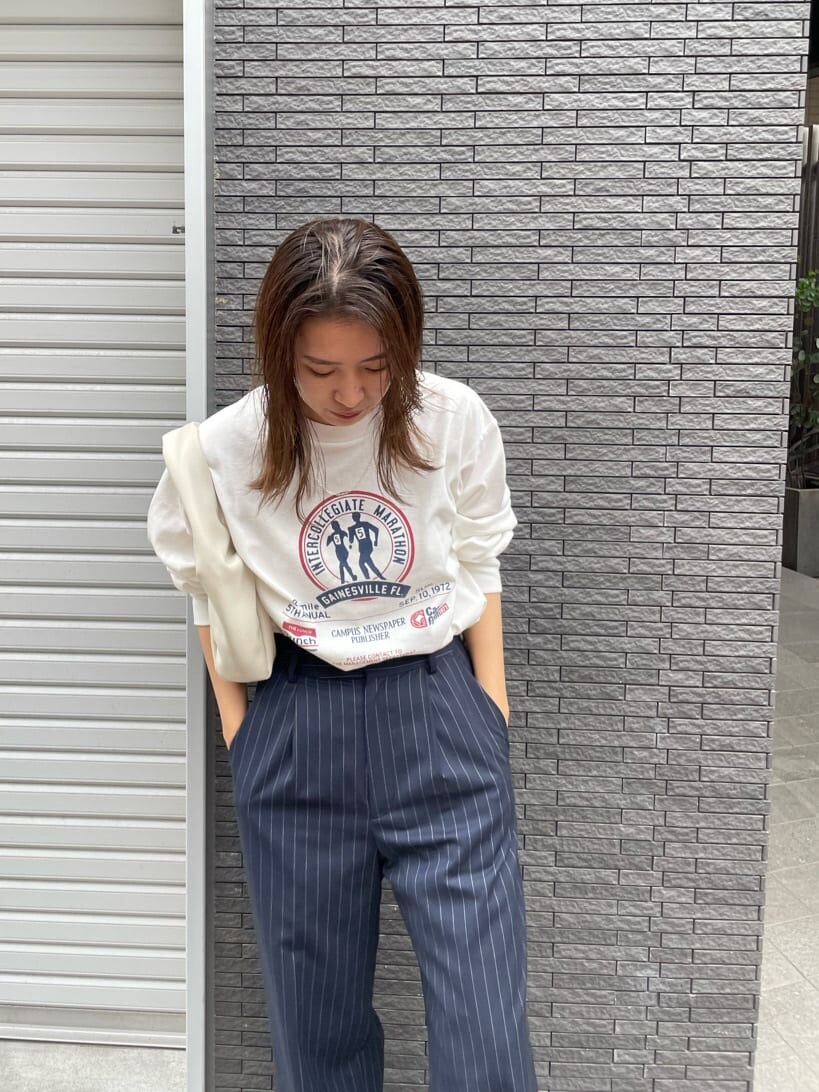 その他のスラックス、ホワイト系のTシャツ/カットソー、ホワイト系のハンドバッグを着用したレディースの夏コーディネートの8枚目の写真