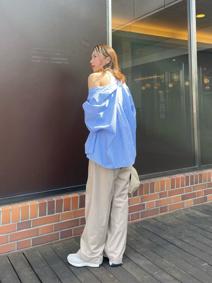 ベージュ系のその他パンツ、ブルー系のシャツ/ブラウス、ホワイト系のタンクトップを着用したレディースの春コーディネートの3枚目の写真