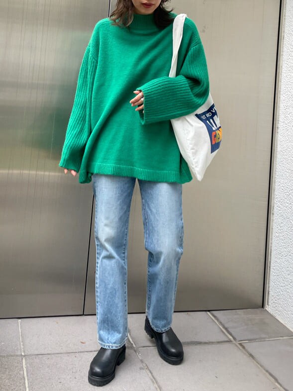 ブルー系のデニムパンツ、ホワイト系のエコバッグ/サブバッグ、グリーン系のニット/セーターを着用したレディースの秋コーディネートの4枚目の写真