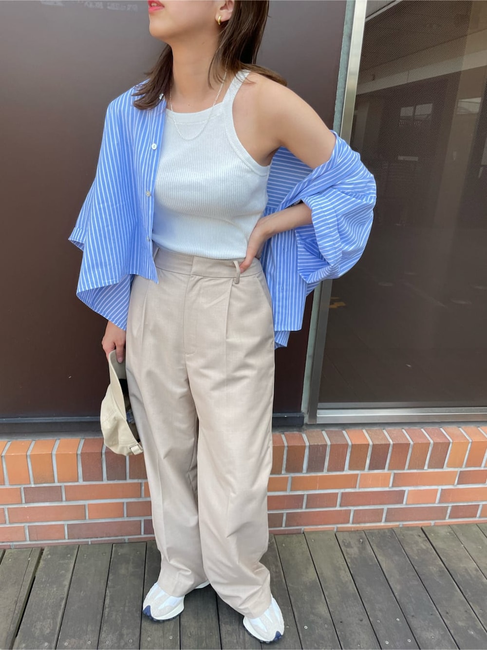 ベージュ系のその他パンツ、ブルー系のシャツ/ブラウス、ホワイト系のタンクトップを着用したレディースの春コーディネートの9枚目の写真