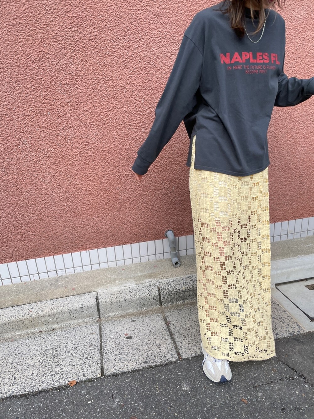 イエロー系のスカート、グレー系のTシャツ/カットソーを着用したレディースの冬コーディネートの6枚目の写真