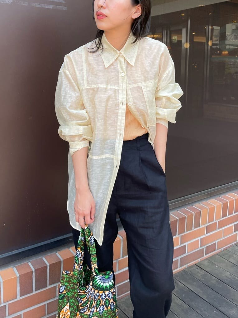 オレンジ系のタンクトップ、ベージュ系のシャツ/ブラウス、ブラック系のその他パンツを着用したレディースの春コーディネートの5枚目の写真