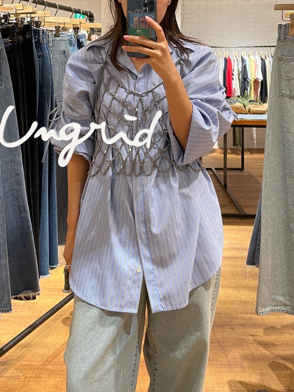 ブルー系のデニムパンツ、ブラック系のベスト、その他のシャツ/ブラウスを着用したレディースの冬コーディネートの2枚目の写真