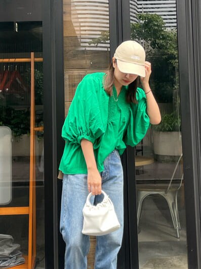 グリーン系のシャツ/ブラウス、ブラウン系のサンダル、ブルー系のデニムパンツを着用したレディースの夏コーディネートの7枚目の写真