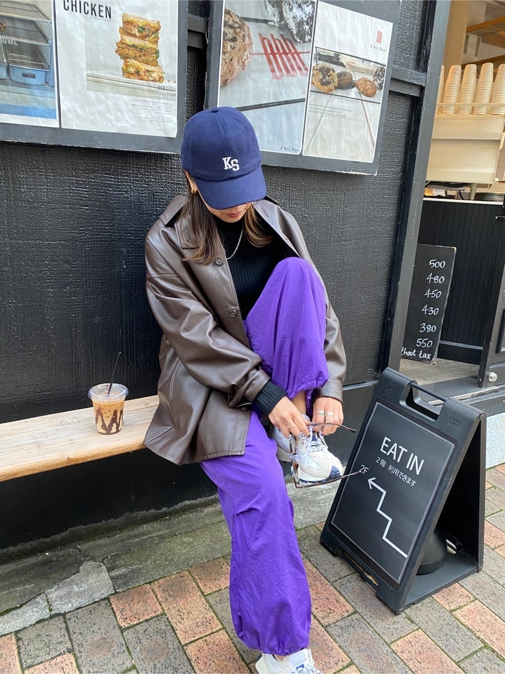 ブラウン系のブルゾン、ブラック系のニット/セーター、パープル系のその他パンツを着用したレディースの秋コーディネートの2枚目の写真