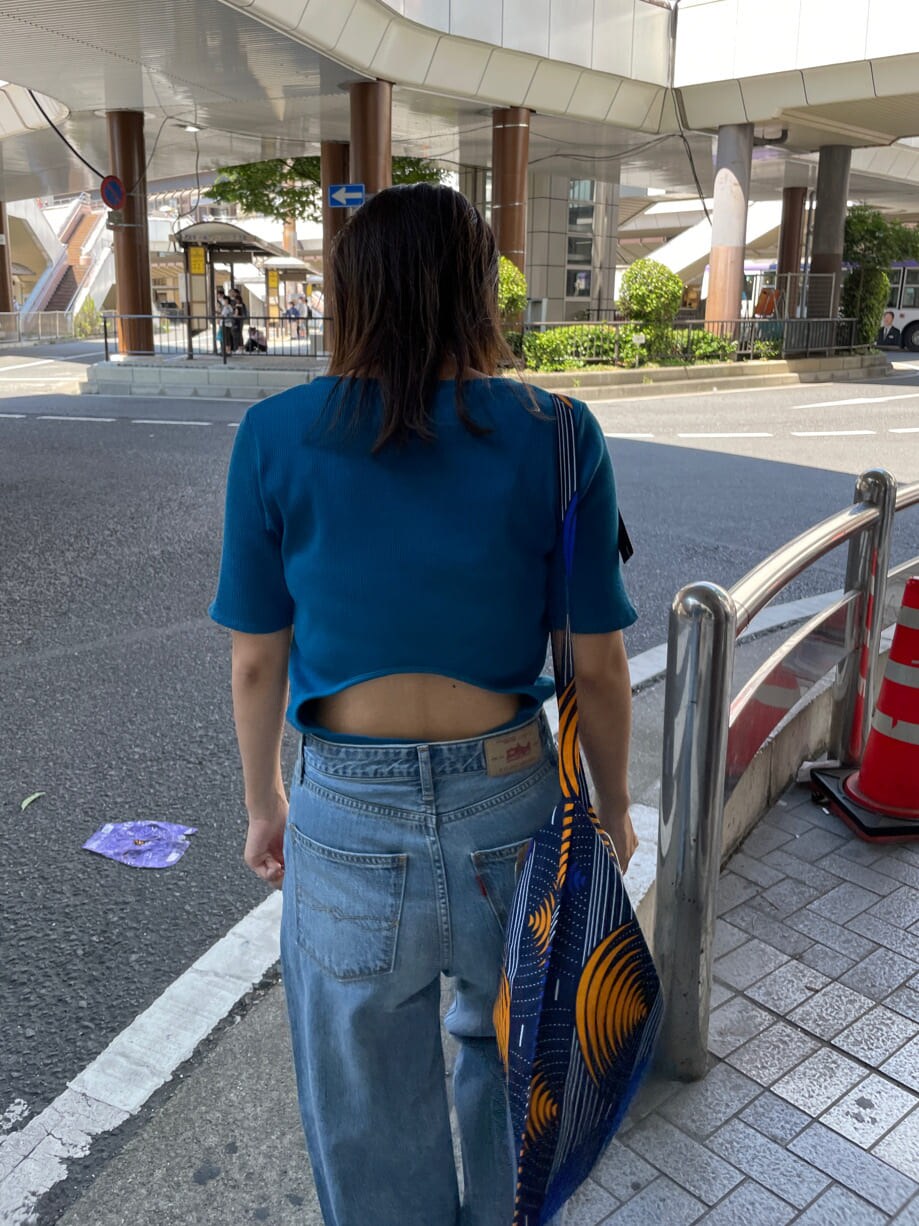 ブルー系のショルダーバッグ、ブルー系のTシャツ/カットソー、ブルー系のデニムパンツを着用したレディースの夏コーディネートの8枚目の写真