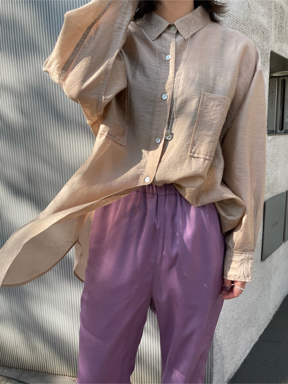 ベージュ系のシャツ/ブラウス、パープル系のその他パンツ、ブラック系のサンダルを着用したレディースの春コーディネートの5枚目の写真