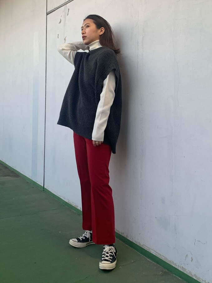 ホワイト系のニット/セーター、グレー系のニット/セーターを着用したレディースの冬コーディネートの2枚目の写真